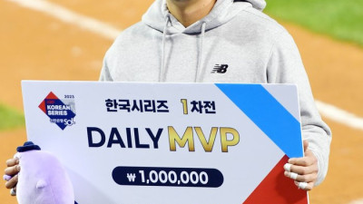 [포토]‘한국시리즈 1차전 MVP 문상철’