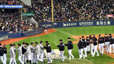 [포토]‘첫경기 승리로..기분좋은 퇴근길’