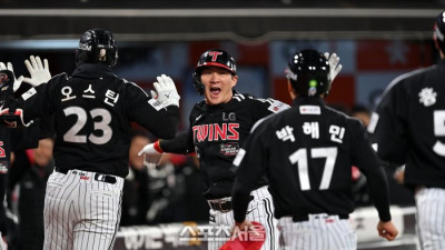 [포토]'주장 오지환의 격한 축하' 오스틴