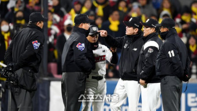 “내가 실수했으니까 퇴장 당했다” 분노 참지 못한 이강철 감독 1분 30초 만에 경기 후 인터뷰 종료[KS3]