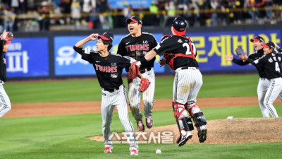 [포토]‘짜릿한 9회말 끝내기 병살’ 환호하는 이정용