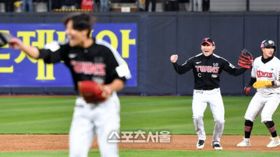 [포토]‘환호하는 오지환, 길잃은 배정대’