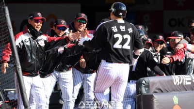 [포토]LG 김현수, 넘겨버렸어!