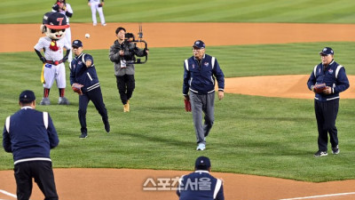 [포토]한국시리즈 시구나선 레전드감독들'