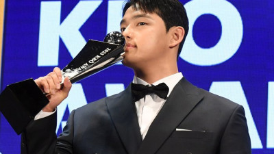 ‘신인상’ 문동주 “페디가 내년 MVP 제꺼냐 하길래…저도 언젠간 꼭!” [2023시상식]