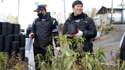 [내야외야] 두산, 선수단·팬이 함께하는 '사랑의 연탄 나눔'