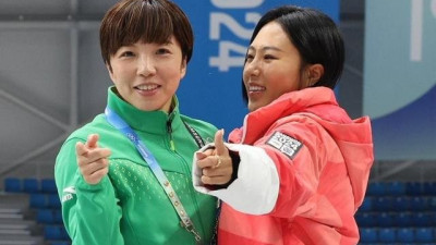 [슬라이드 포토] 이상화, 고다이라와 재회...스피드스케이팅 500ｍ 여제들 강릉에 떴다