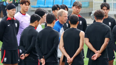 길게 이어진 클린스만의 연설, 진지함 속 ‘완전체’ 훈련 돌입…이기제는 운동화 착용 [SS도하in]