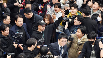 [포토]‘공항 가득 채운 팬들에 사인과 인사’ 제시 린가드