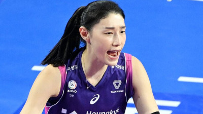 '김연경'하며 흥국생명 선두 탈환 이끈 김연경 12일 수원의 형광색 코트를 핑크색으로 물 들여주시길