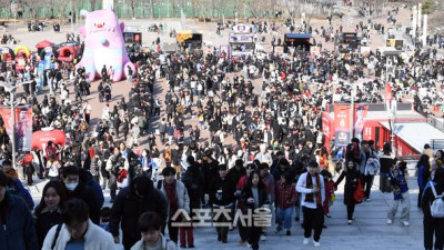 [포토]FC서울 홈 개막전으로 향하는 축구팬들