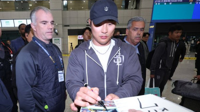 '서울 시리즈' MLB 샌디에이고 입국…‘골드글러브’ 김하성 “이제야 실감, 최선 다할 것”