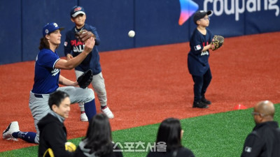 [포토]유소년 선수들과 캐치볼하는 글라스노우‘플레이볼 클리닉’