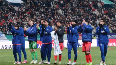 [SW포토]인사하는 한국축구대표팀