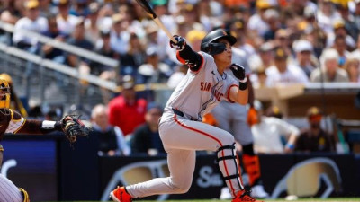 '바람의 손자' 이정후, MLB 정규 시즌 데뷔전부터 안타