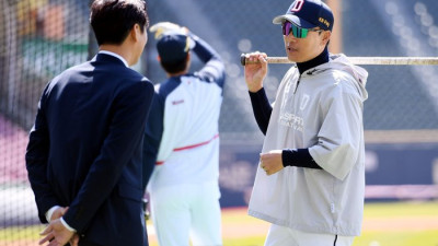 [포토] 이승엽 감독, 심수창 위원과 진지한 대화