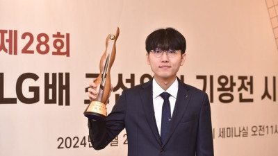 ‘세계랭킹 1위’ 신진서 9단, ‘챔피언’ LG 승리기원 시구