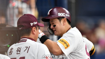 [포토]‘홍원기 감독의 축하’ 솔로포 최주환