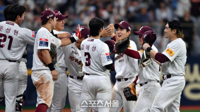 [포토]‘롯데 3연전 스윕’ 자축하는 키움 선수들