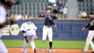 [포토]‘1루도 잡고싶은데’ 이학주