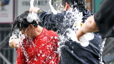 [포토]‘피할수 없는 축하’ 최연소 100세이브 달성한 정해영