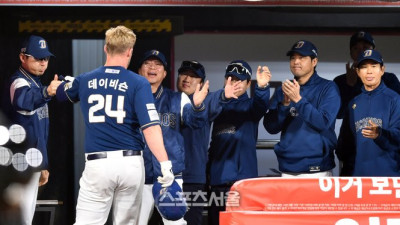 [포토]‘강인권 감독 축하’ 동점솔로포 데이비슨