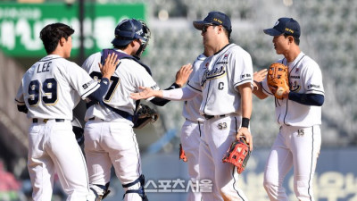 [포토]선발 최준호 데뷔 첫 승 호투 두산, KT 잡고 7연승