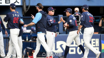 [포토] 선수들 격려하는 김태형 감독