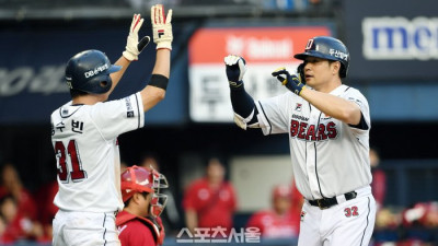 [포토]두산 김재환, SSG 이건욱 상대 선제 투런 홈런