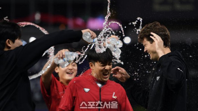 [포토]‘KBO 첫승 앤더슨’ 물폭탄도 좋아..그런데 통역은 뭔죄?