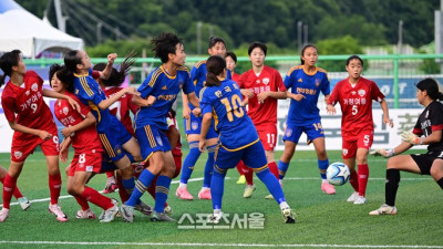 [포토]현대청운중 한국희의 헤더슛 막아내는 가정여중 골키퍼 홍연우