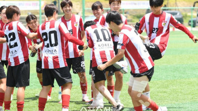 [포토]김명진의 최우수선수상 수상을 축하하는 고려대 선수들