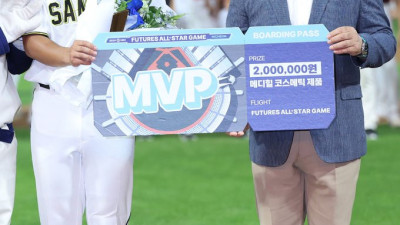 ‘롤모델’ 전준우처럼… 퓨처스 MVP 안은 조세진 “훌륭한 선배, 잘 따라가겠습니다”