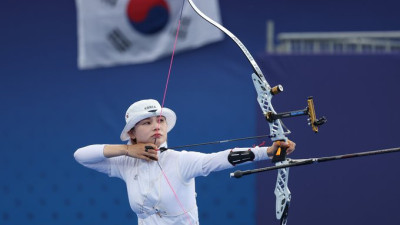 여자 양궁 ‘맏언니’ 전훈영, 개인전 16강 진출 성공...“단체전 금메달 땄던 날 엄마 카톡에 또 한번 울었다”