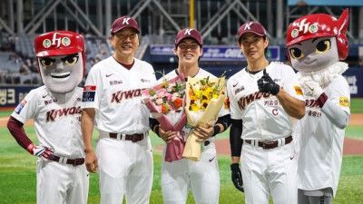 ‘1000안타’ 쌓은 김혜성, 기념 시상식서 활짝… “올해 가장 달성하고 싶던 기록”