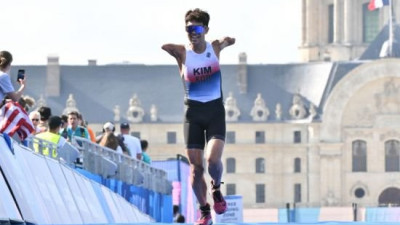 센강의 거친 물살도 막지 못한 의지…김황태, 두 팔 없이 철인3종 완주