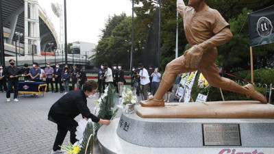 13년 만에 ‘무쇠팔’ 앞에 서는 ‘괴물’ 류현진, 고(故) 최동원 추모식서 헌화