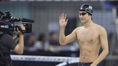 수영 황선우, 자유형 100m 정상으로 ‘4관왕’…‘스마일점퍼’ 우상혁도 금메달[전국체전]