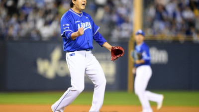 [포토]삼성 김태훈, 병살 유도로 위기 탈출!