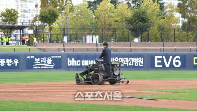 [포토] 그라운드 정비 작업하는 광주기아챔피언스필드