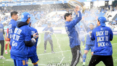 [포토] 김기희 ‘우승트로피 들고 환호’