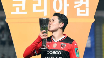 [포토]MVP 트로피에 입맞춤 하는 포항 김인성