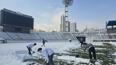 ‘40㎝ 폭설 직접 치우고 관중석 안전 확보’ 서울 이랜드, 만원 관중 속 홈경기 성공적 개최