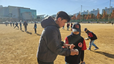 김진욱의 아름다운 재능기부…유소년 야구 경기에 깜짝 등장