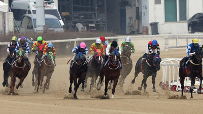 환상적 코너링 후 독주… ‘크라운함성’ 깜짝 우승