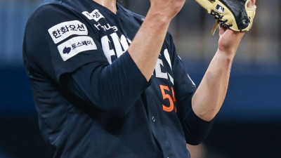 액셀만 밟는 한화, 질주의 끝은 어디입니까! 33년 만에 12연승···김경문의 엄지척 “와이스 덕분”