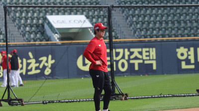안도의 한숨 내쉰 SSG… 수비훈련 중 눈에 타구 맞았던 최정 “상처 깊지 않다, 경기 정상 출전”