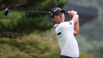 혈 뚫어낸 옥태훈, KPGA 선수권 이어 군산CC 오픈 2연승 정조준… 3R까지 3타 차 선두