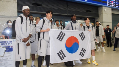 태극기 왼쪽엔 손흥민+오른쪽엔 양민혁! 토트넘, 팬들 환호 속에 입국