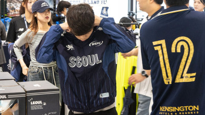 성수동 한 가운데서 축구를 외쳤다…서울 이랜드X무신사 팝업 오픈런 “뭐가 더 잘 어울려요?”